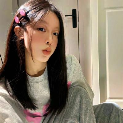 《雪山救狐榨恩记》剧照：两人在木屋中的相处